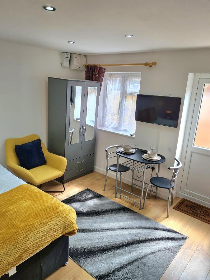Lovely Central Studio/2Bed - 5Min To Train Station Slough Exterior photo