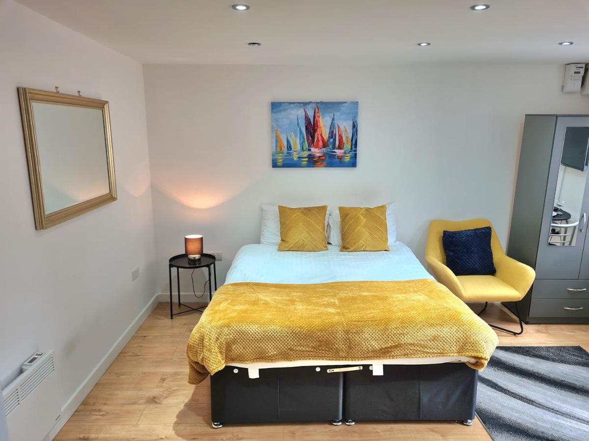 Lovely Central Studio/2Bed - 5Min To Train Station Slough Exterior photo
